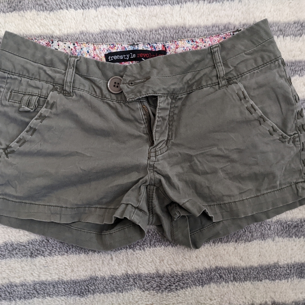 Freestyle revolution shorts green size 7